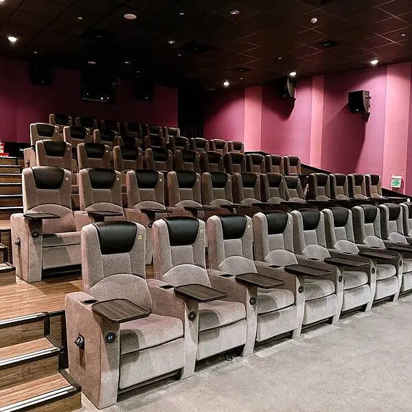 高雄電影院推薦 大立in89豪華影城 COACH 影廳只要加價20元就能享受到，再拿著購票優惠券到大城老船麵划算用