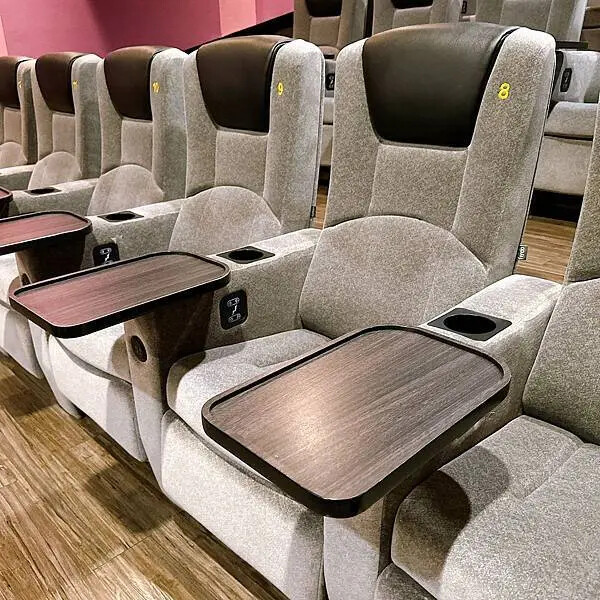 高雄電影院推薦 大立in89豪華影城 COACH 影廳只要加價20元就能享受到，再拿著購票優惠券到大城老船麵划算用