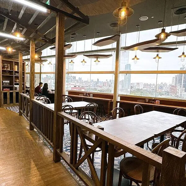 高雄電影院推薦 大立in89豪華影城 COACH 影廳只要加價20元就能享受到，再拿著購票優惠券到大城老船麵划算用