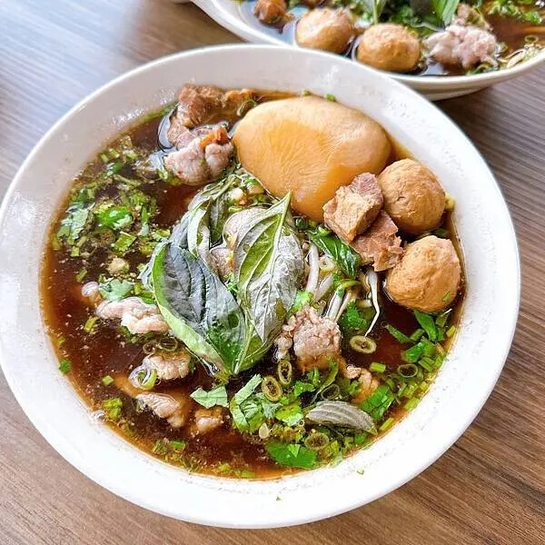 高雄電影院推薦 大立in89豪華影城 COACH 影廳只要加價20元就能享受到，再拿著購票優惠券到大城老船麵划算用