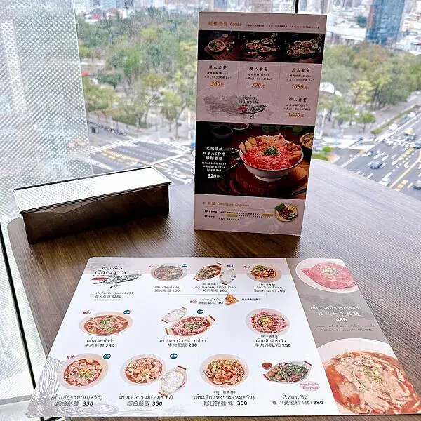 高雄電影院推薦 大立in89豪華影城 COACH 影廳只要加價20元就能享受到，再拿著購票優惠券到大城老船麵划算用