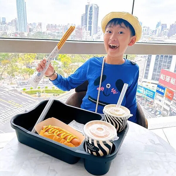 高雄電影院推薦 大立in89豪華影城 COACH 影廳只要加價20元就能享受到，再拿著購票優惠券到大城老船麵划算用