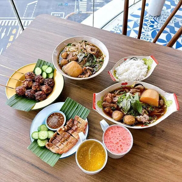 高雄電影院推薦 大立in89豪華影城 COACH 影廳只要加價20元就能享受到，再拿著購票優惠券到大城老船麵划算用