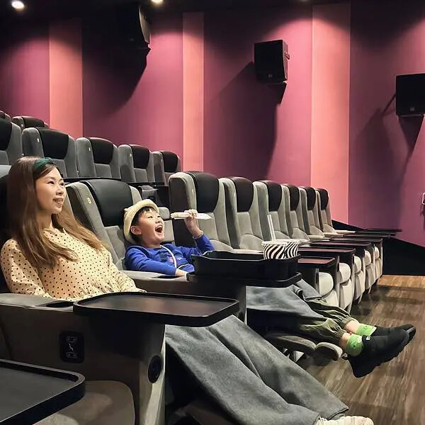 高雄電影院推薦 大立in89豪華影城 COACH 影廳只要加價20元就能享受到，再拿著購票優惠券到大城老船麵划算用