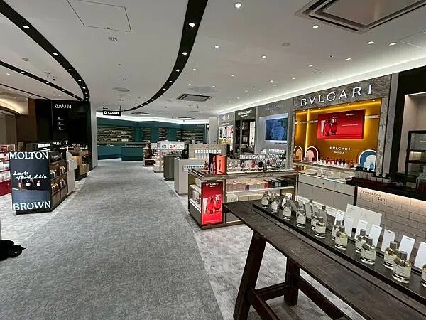 日本福岡機場免稅店全新升級開幕啦～自在的到福岡各大景點遊玩，伴手禮就一次在福岡機場採買吧！（內有超划算Qr