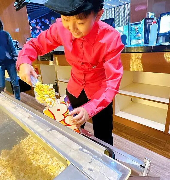 幾歲都想參加啦！喜樂時代影城小小影城店長活動，邊玩邊偷懶，一樣是店長～（笑）