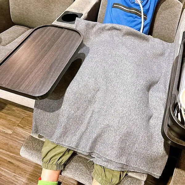 高雄電影院推薦 大立in89豪華影城 COACH 影廳只要加價20元就能享受到，再拿著購票優惠券到大城老船麵划算用