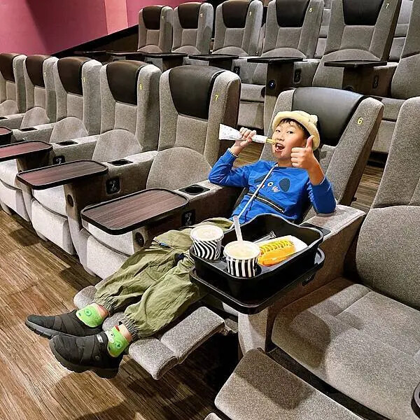 高雄電影院推薦 大立in89豪華影城 COACH 影廳只要加價20元就能享受到，再拿著購票優惠券到大城老船麵划算用