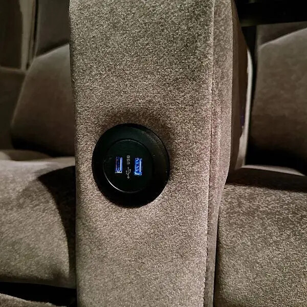 高雄電影院推薦 大立in89豪華影城 COACH 影廳只要加價20元就能享受到，再拿著購票優惠券到大城老船麵划算用