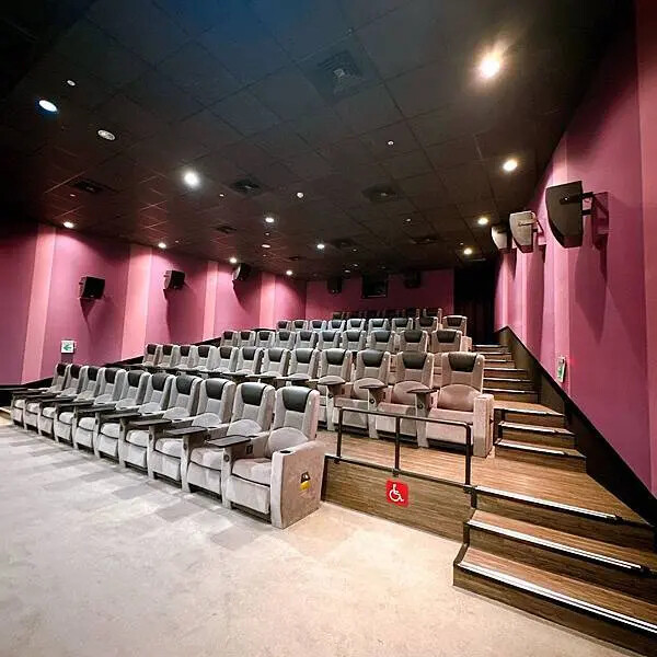 高雄電影院推薦 大立in89豪華影城 COACH 影廳只要加價20元就能享受到，再拿著購票優惠券到大城老船麵划算用