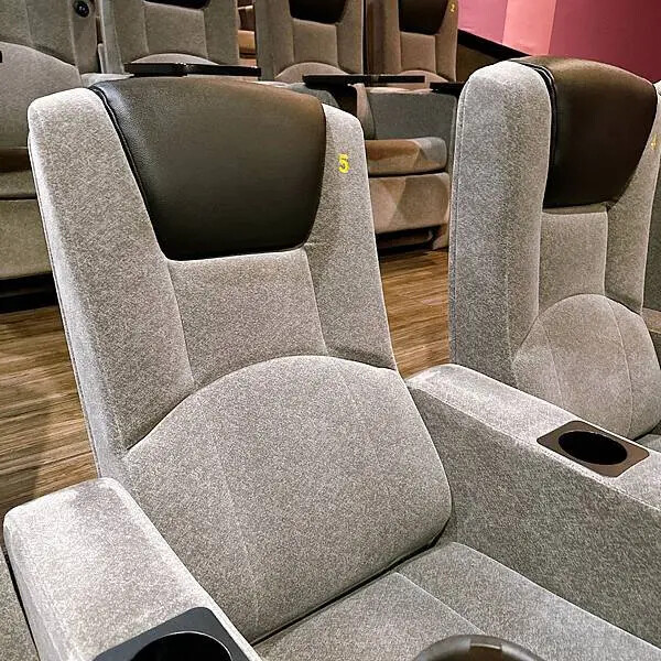 高雄電影院推薦 大立in89豪華影城 COACH 影廳只要加價20元就能享受到，再拿著購票優惠券到大城老船麵划算用