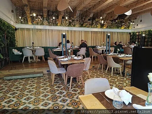 布拉索上山纜車站旁午餐/餐後搭纜車上山賞景 Brasov l 布拉索上山纜車站旁午餐/餐後搭纜車上山賞景 Brasov l