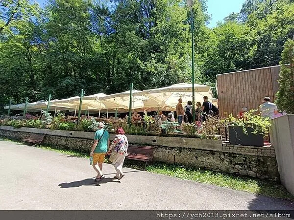 布拉索上山纜車站旁午餐/餐後搭纜車上山賞景 Brasov l 布拉索上山纜車站旁午餐/餐後搭纜車上山賞景 Brasov l