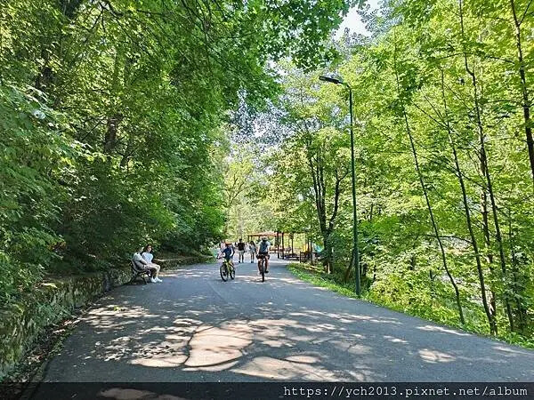 布拉索上山纜車站旁午餐/餐後搭纜車上山賞景 Brasov l 布拉索上山纜車站旁午餐/餐後搭纜車上山賞景 Brasov l