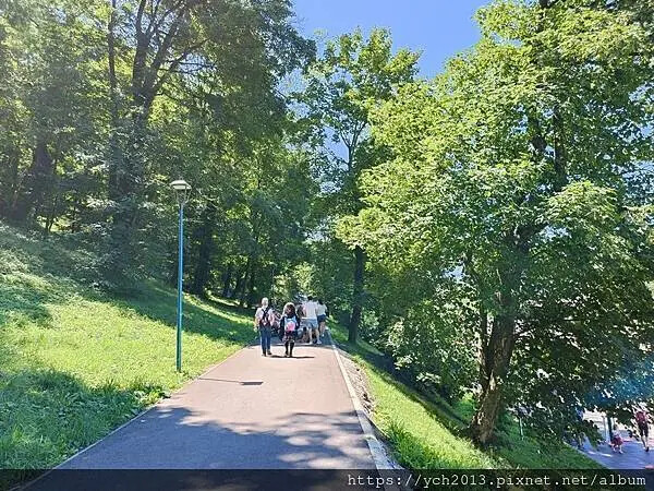 布拉索上山纜車站旁午餐/餐後搭纜車上山賞景 Brasov l 布拉索上山纜車站旁午餐/餐後搭纜車上山賞景 Brasov l
