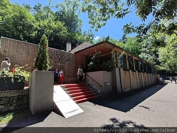 布拉索上山纜車站旁午餐/餐後搭纜車上山賞景 Brasov l 布拉索上山纜車站旁午餐/餐後搭纜車上山賞景 Brasov l