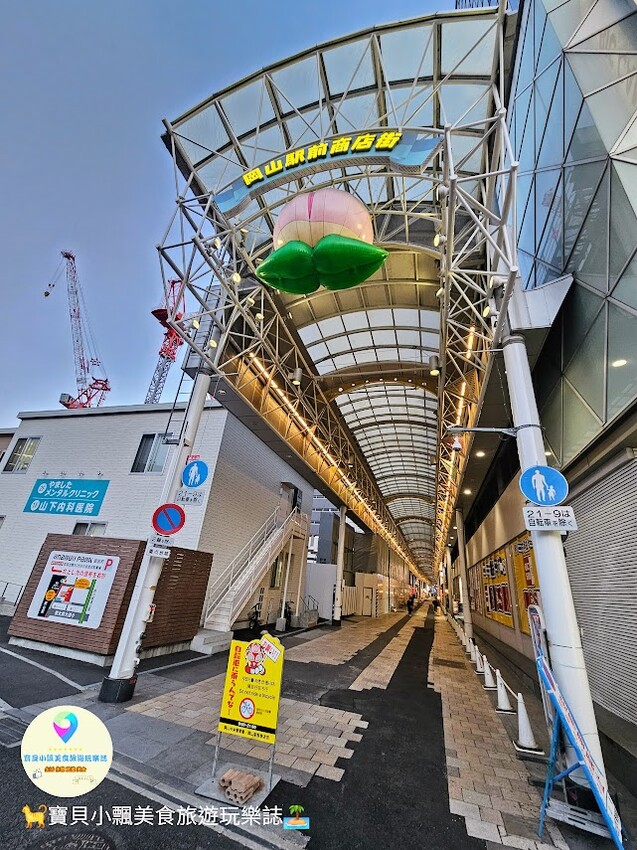 日本[旅遊]岡山 岡山站前商店街 巨型桃子吊飾 商店街的亮眼入口