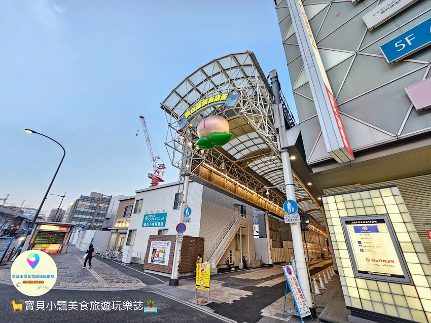 日本[旅遊]岡山 岡山站前商店街 巨型桃子吊飾 商店街的亮眼入口