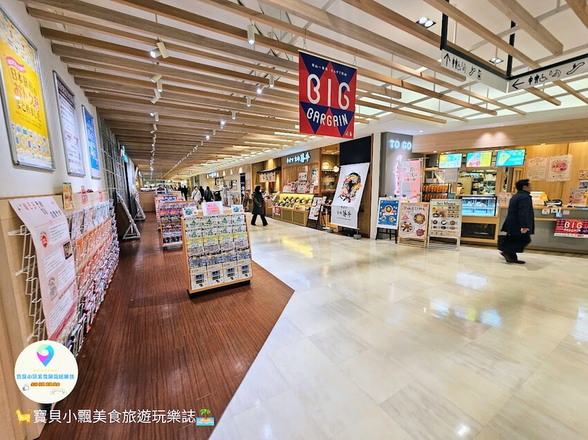 日本[旅遊]岡山 岡山站前商店街 巨型桃子吊飾 商店街的亮眼入口