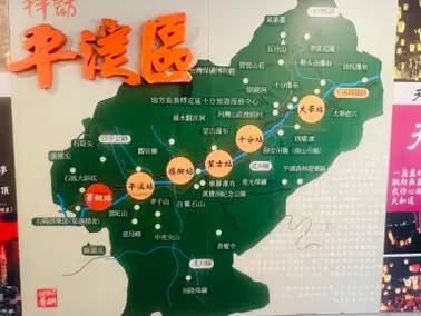 新北市火車平溪線一日遊：菁桐站。平溪站。逛老街吃美食放天燈。懷舊的鐵道遊