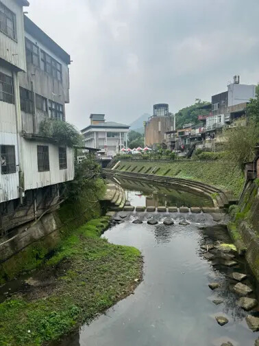 新北市火車平溪線一日遊：菁桐站。平溪站。逛老街吃美食放天燈。懷舊的鐵道遊