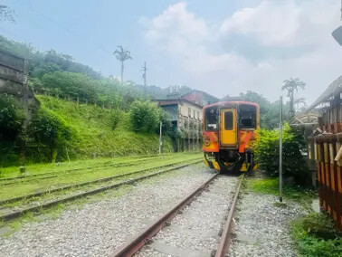 新北市火車平溪線一日遊：菁桐站。平溪站。逛老街吃美食放天燈。懷舊的鐵道遊
