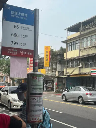 新北市火車平溪線一日遊：菁桐站。平溪站。逛老街吃美食放天燈。懷舊的鐵道遊