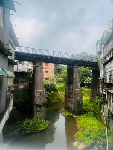 新北市火車平溪線一日遊：菁桐站。平溪站。逛老街吃美食放天燈。懷舊的鐵道遊