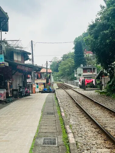 新北市火車平溪線一日遊：菁桐站。平溪站。逛老街吃美食放天燈。懷舊的鐵道遊