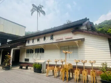 新北市火車平溪線一日遊：菁桐站。平溪站。逛老街吃美食放天燈。懷舊的鐵道遊