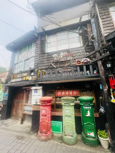 新北市火車平溪線一日遊：菁桐站。平溪站。逛老街吃美食放天燈。懷舊的鐵道遊