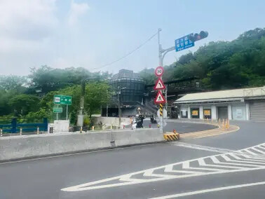 新北市火車平溪線一日遊：菁桐站。平溪站。逛老街吃美食放天燈。懷舊的鐵道遊