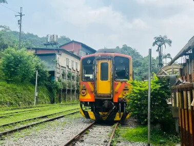新北市火車平溪線一日遊：菁桐站。平溪站。逛老街吃美食放天燈。懷舊的鐵道遊