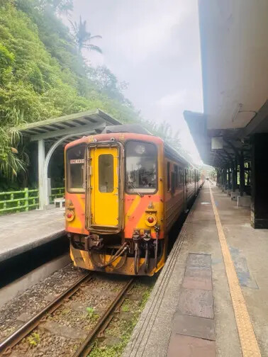 新北市火車平溪線一日遊：菁桐站。平溪站。逛老街吃美食放天燈。懷舊的鐵道遊