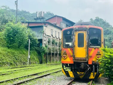 新北市火車平溪線一日遊：菁桐站。平溪站。逛老街吃美食放天燈。懷舊的鐵道遊