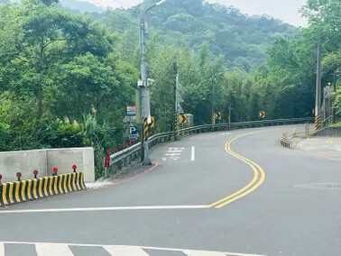 新北市火車平溪線一日遊：菁桐站。平溪站。逛老街吃美食放天燈。懷舊的鐵道遊