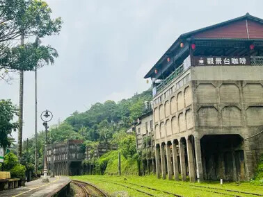 新北市火車平溪線一日遊：菁桐站。平溪站。逛老街吃美食放天燈。懷舊的鐵道遊