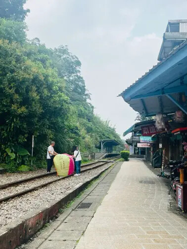 新北市火車平溪線一日遊：菁桐站。平溪站。逛老街吃美食放天燈。懷舊的鐵道遊
