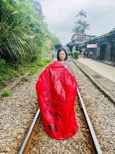 新北市火車平溪線一日遊：菁桐站。平溪站。逛老街吃美食放天燈。懷舊的鐵道遊