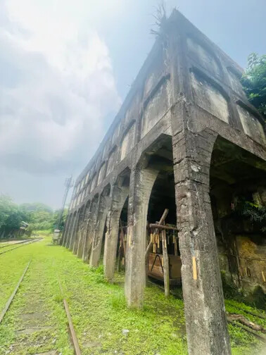 新北市火車平溪線一日遊：菁桐站。平溪站。逛老街吃美食放天燈。懷舊的鐵道遊