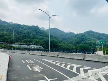 新北市火車平溪線一日遊：菁桐站。平溪站。逛老街吃美食放天燈。懷舊的鐵道遊