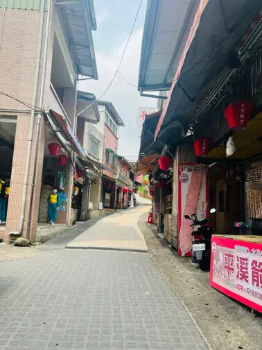 新北市火車平溪線一日遊：菁桐站。平溪站。逛老街吃美食放天燈。懷舊的鐵道遊