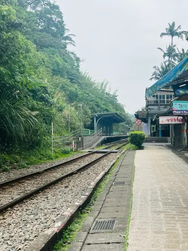 新北市火車平溪線一日遊：菁桐站。平溪站。逛老街吃美食放天燈。懷舊的鐵道遊