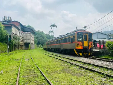 新北市火車平溪線一日遊：菁桐站。平溪站。逛老街吃美食放天燈。懷舊的鐵道遊