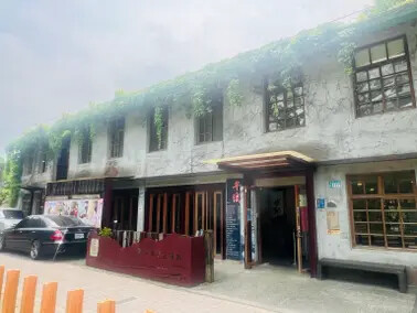 新北市火車平溪線一日遊：菁桐站。平溪站。逛老街吃美食放天燈。懷舊的鐵道遊