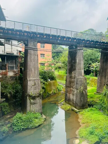 新北市火車平溪線一日遊：菁桐站。平溪站。逛老街吃美食放天燈。懷舊的鐵道遊
