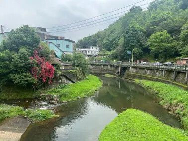 新北市火車平溪線一日遊：菁桐站。平溪站。逛老街吃美食放天燈。懷舊的鐵道遊