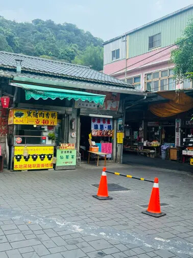 新北市火車平溪線一日遊：菁桐站。平溪站。逛老街吃美食放天燈。懷舊的鐵道遊
