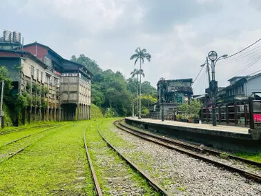 新北市火車平溪線一日遊：菁桐站。平溪站。逛老街吃美食放天燈。懷舊的鐵道遊