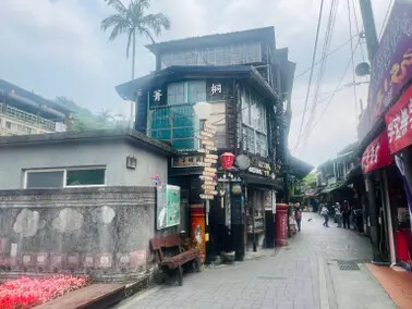 新北市火車平溪線一日遊：菁桐站。平溪站。逛老街吃美食放天燈。懷舊的鐵道遊